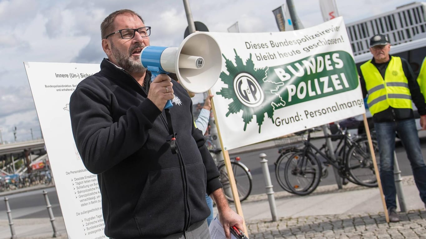 Jörg Radek bei einer Demonstration im vergangenen Jahr: Personalmangel als größtes Problem.
