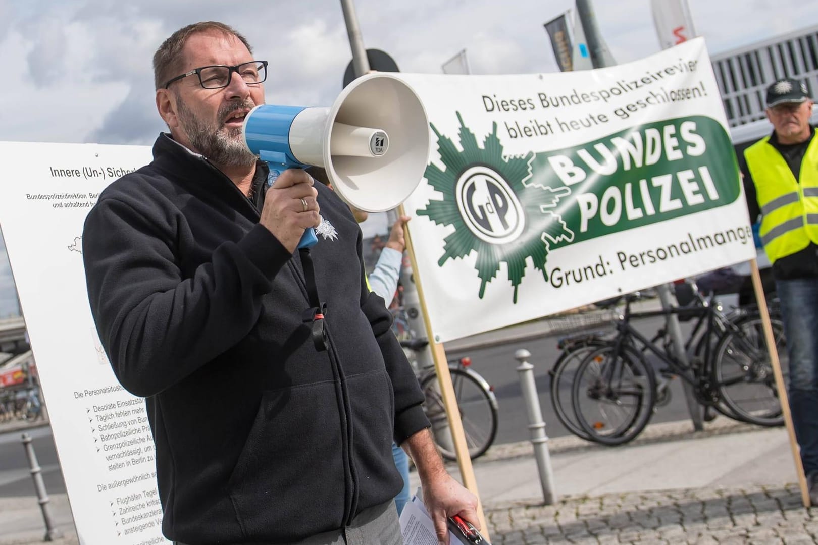 Jörg Radek bei einer Demonstration im vergangenen Jahr: Personalmangel als größtes Problem.