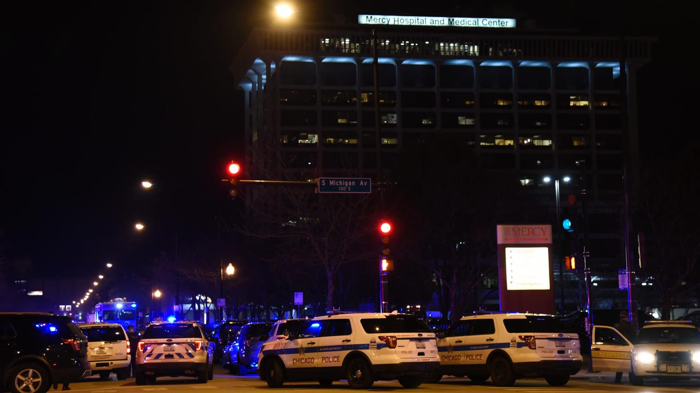 Polizisten in Chicago im Einsatz: Durch Schüsse auf einem Krankenhausgelände in Chicago sind vier Menschen ums Leben gekommen.