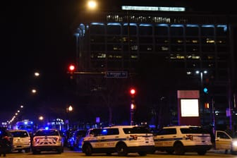 Polizisten in Chicago im Einsatz: Durch Schüsse auf einem Krankenhausgelände in Chicago sind vier Menschen ums Leben gekommen.