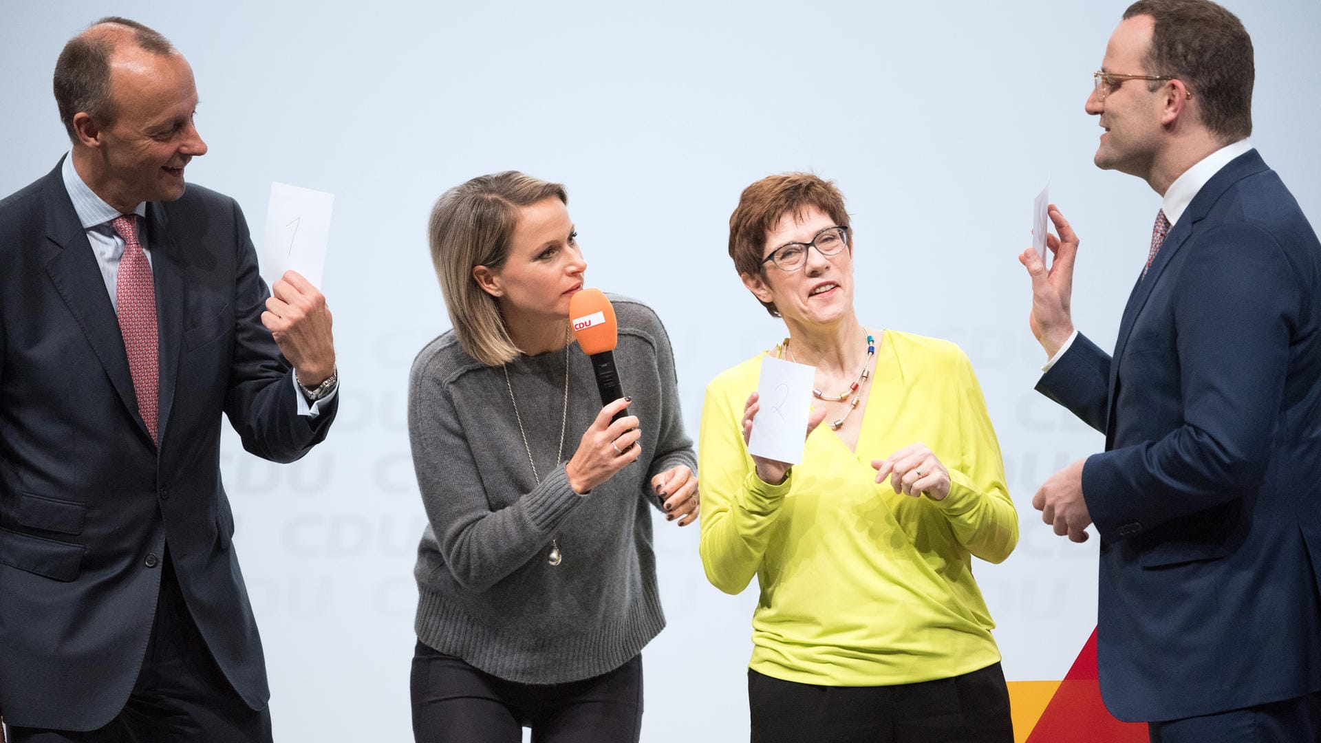 Regionalkonferenz der CDU in NRW: Es ist die sechste Regionalkonferenz von bundesweit acht Treffen dieser Art, bei der die drei aussichtsreichsten Bewerber für die Nachfolge von Kanzlerin Merkel an der Parteispitze ihre Programme präsentieren.