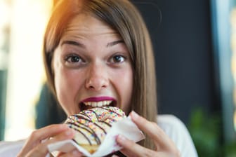 Donut: Wenn es stressig wird, wächst bei vielen das Verlangen nach Süßigkeiten.