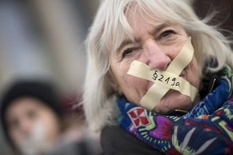 Frauen demonstrieren in Berlin gegen den Paragrafen 219a.