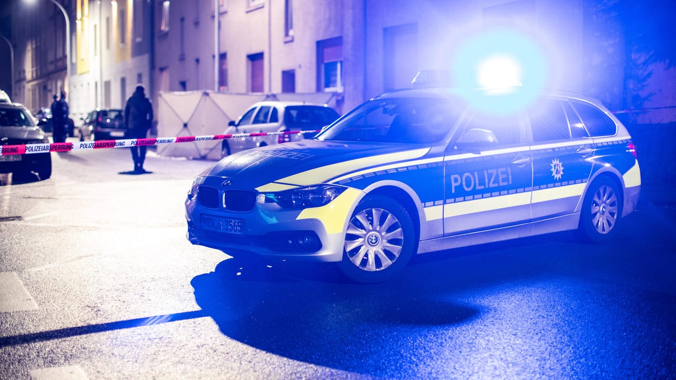 Ein Streifenwagen der Polizei steht auf der Velsstraße vor einer Häuserreihe: Ein Mann ist in Bochum bei einem Einsatz von der Polizei erschossen worden.