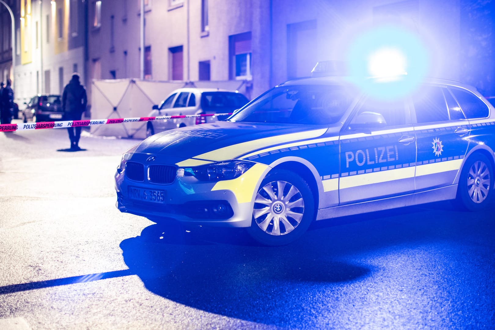 Ein Streifenwagen der Polizei steht auf der Velsstraße vor einer Häuserreihe: Ein Mann ist in Bochum bei einem Einsatz von der Polizei erschossen worden.