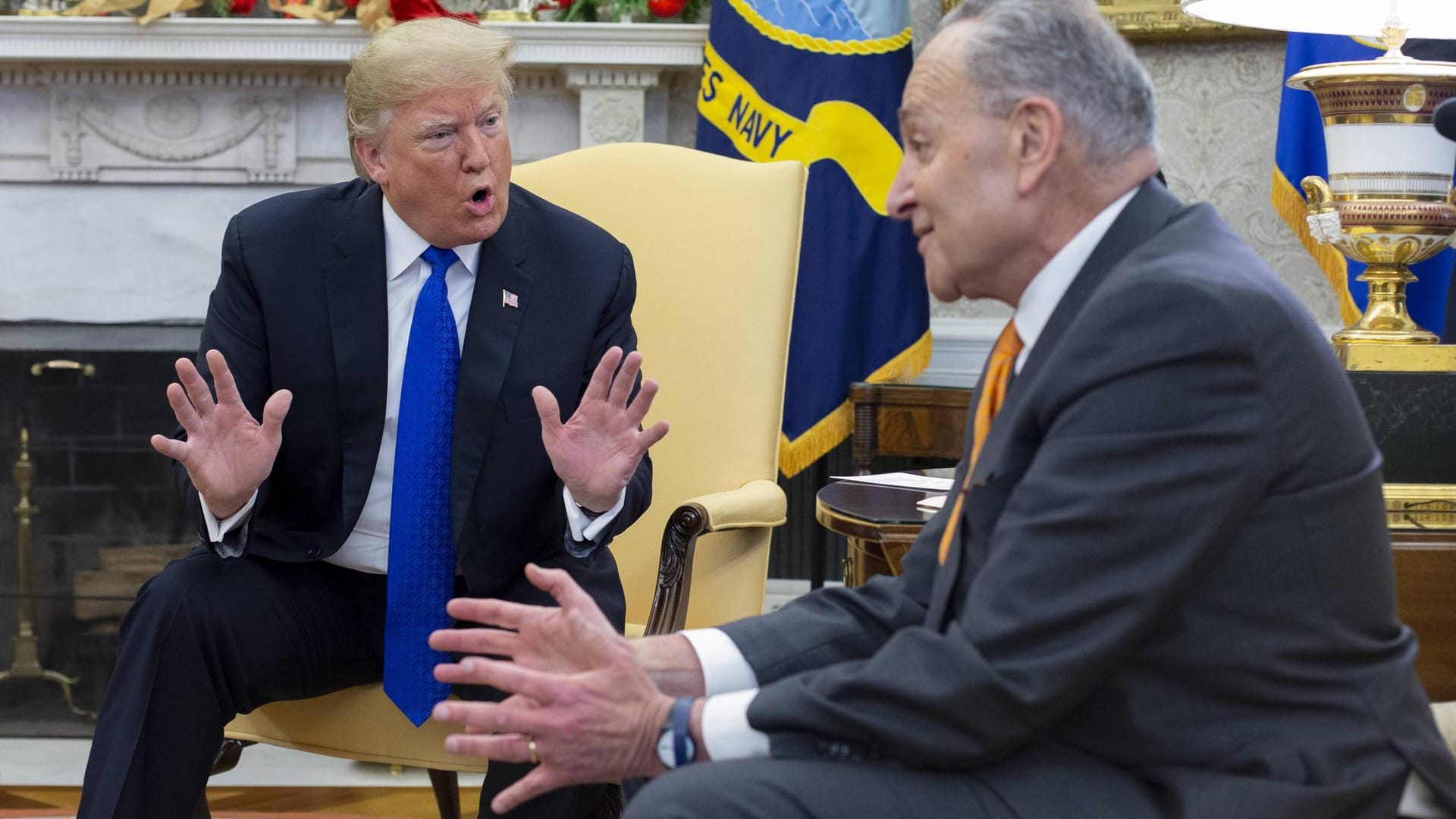 Donald Trump mit Chuck Schumer und Nancy Pelosi: Bei einem Treffen im Oval Office hat es zwischen dem US-Präsidenten und den Oppositionsvertretern einen heftigen Schlagabtausch gegeben.