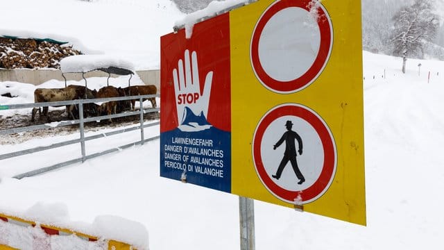 Ein Schild, das vor Lawinengefahr, warnt steht an der gesperrten Untertalstraße in Schladming. Ein Schild, das vor Lawinengefahr, warnt steht an der gesperrten Untertalstraße in Schladming.