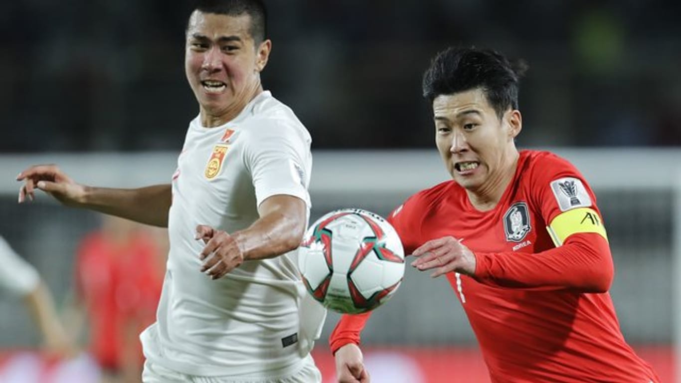 Steht mit Südkorea im Achtelfinale des Asien-Cups: Ex-Bundesligaprofi Heung-Min Son (r).