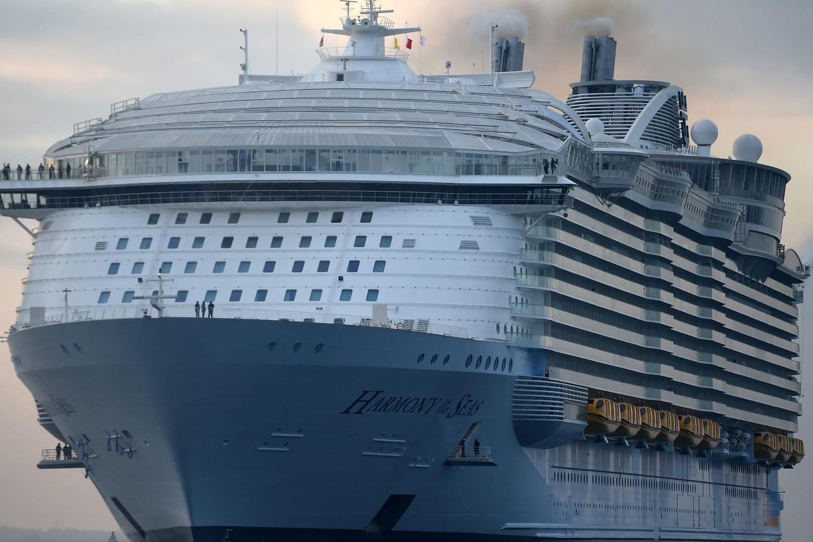 Das Kreuzfahrtschiff "Harmony of the Seas" der Reederei Royal Caribbean: Ein Jugendlicher ist nach einem Sturz von dem Schiff in Haiti gestorben.