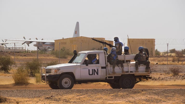 Afrikanische UN-Soldaten auf Patrouillenfahrt am Flughafen in Mali: ie Bundeswehr ist hier an der UN-Mission Minusma beteiligt.