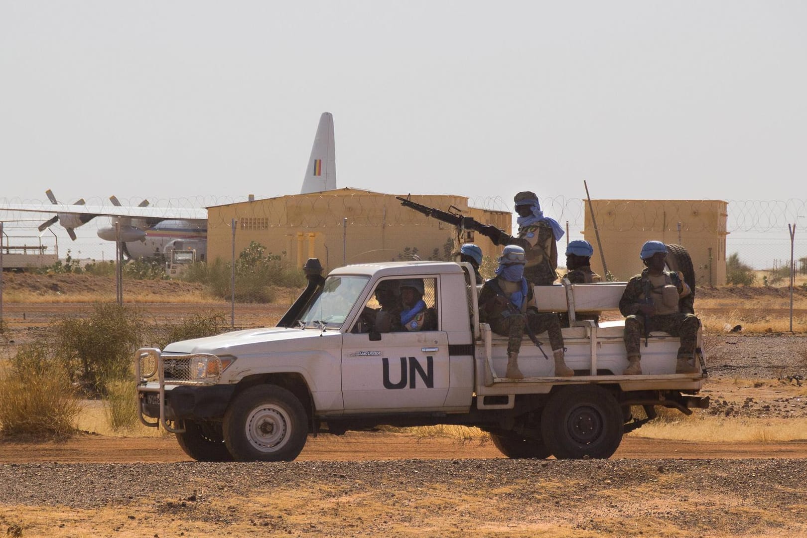 Afrikanische UN-Soldaten auf Patrouillenfahrt am Flughafen in Mali: ie Bundeswehr ist hier an der UN-Mission Minusma beteiligt.