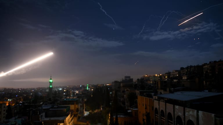 Eine syrische Luftabwehrrakete fliegt am Himmel über Damaskus: Israels Armee hat in einem seltenen Schritt Angriffe auf iranische Ziele im benachbarten Syrien eingeräumt.