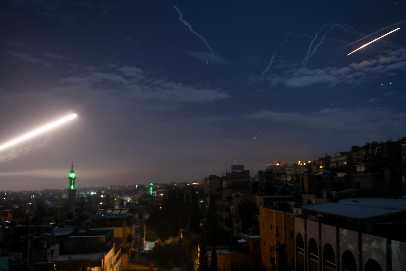 Eine syrische Luftabwehrrakete fliegt am Himmel über Damaskus: Israels Armee hat in einem seltenen Schritt Angriffe auf iranische Ziele im benachbarten Syrien eingeräumt.