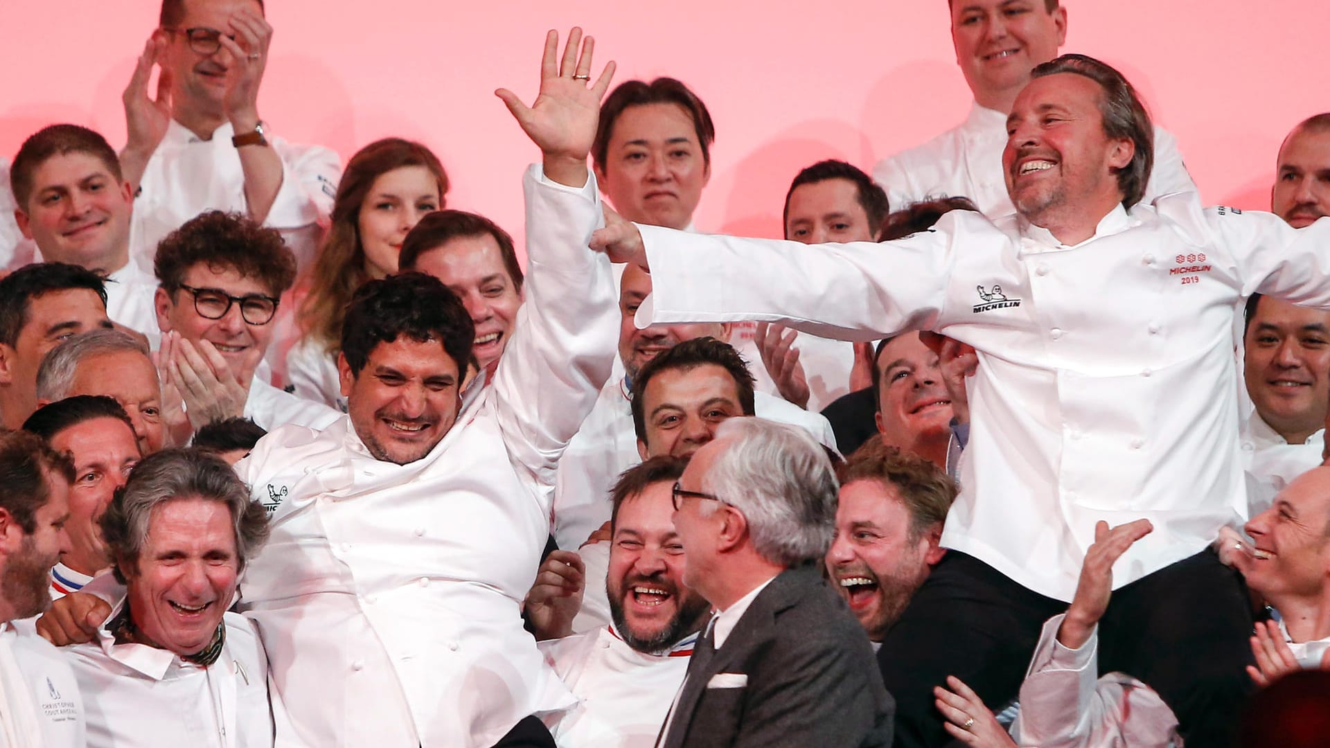 Vorstellung des Michelin-Gastronomieführers 2019 für Frankreich: Die meisten Köche jubeln, wenn sie mit Michelin-Sternen ausgezeichnet werden. Vorstellung des Michelin-Gastronomieführers 2019 für Frankreich: Die meisten Köche jubeln, wenn sie mit Michelin-Sternen ausgezeichnet werden.
