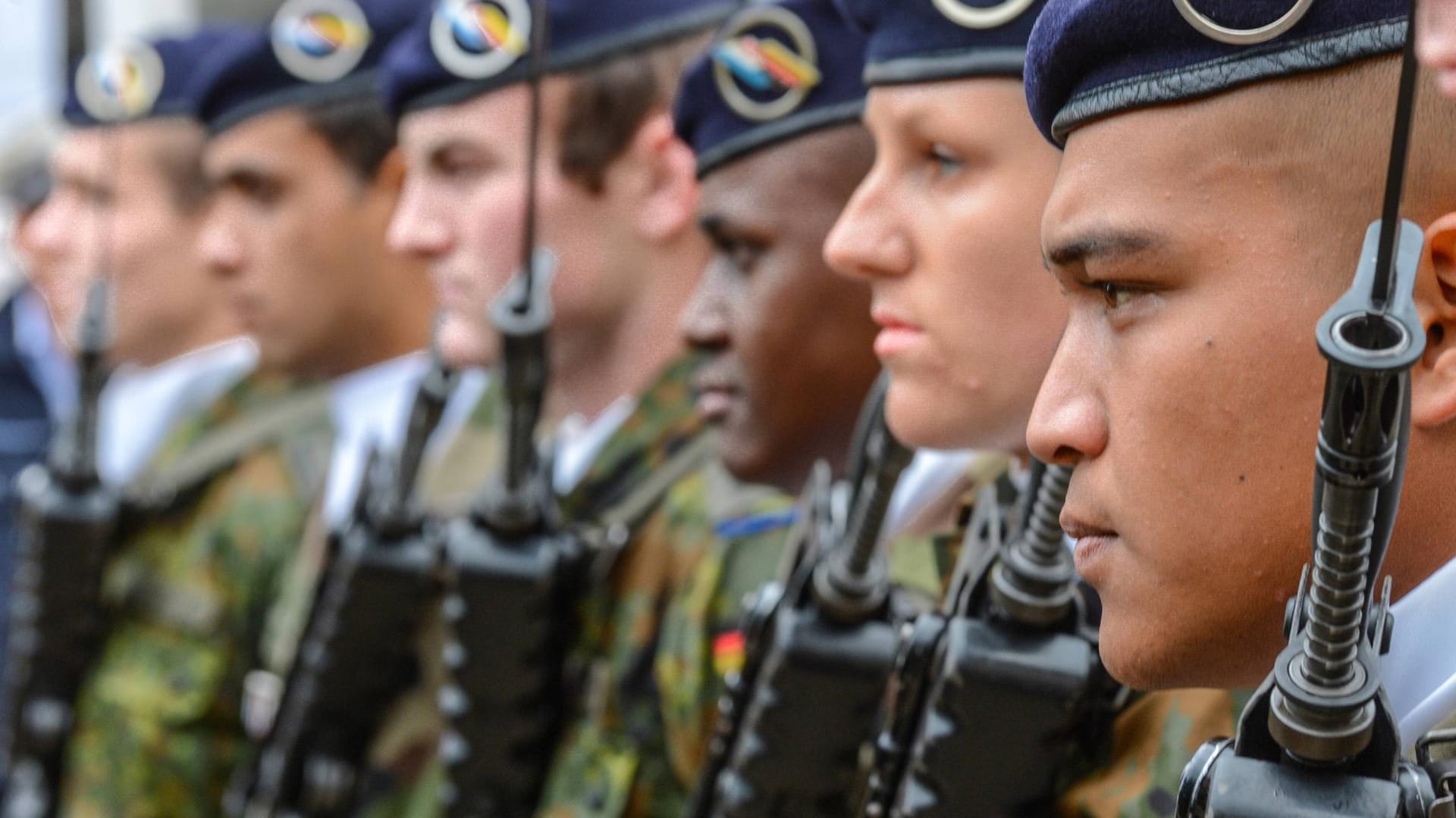 Soldaten der Deutsch Französischen Brigade brigade franco allemande präsentieren das Gewehr bei ei