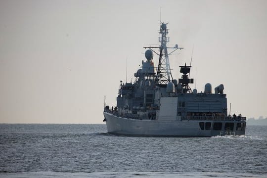 Die Fregatte "Augsburg" der Deutschen Marine ist zurzeit noch im Rahmen der EU-Marinemission Sophia im Einsatz.