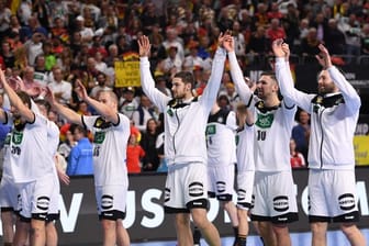 Deutschlands Handballer feiern mit dem Publikum den Sieg über Spanien.