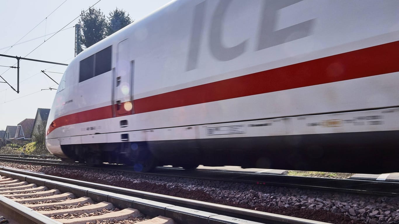 Ein ICE während der Fahrt: In Frankfurt am Main musste ein Zug wegen einer Bombendrohung evakuiert werden.