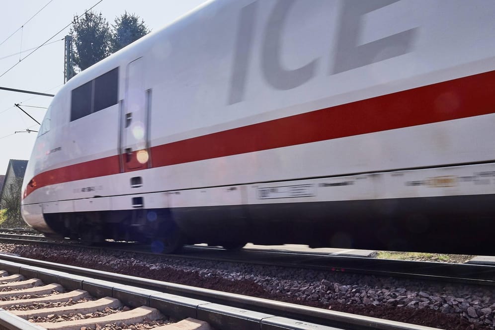 Ein ICE während der Fahrt: In Frankfurt am Main musste ein Zug wegen einer Bombendrohung evakuiert werden.