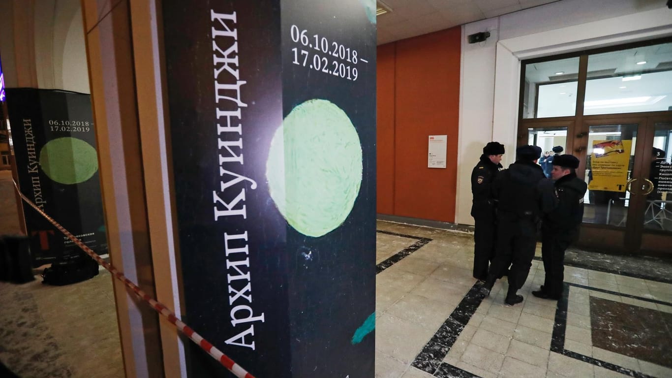 Polizisten stehen am Eingang der staatlichen Tretjakow-Galerie: Ein dreister Dieb hat dort während einer Ausstellung ein Gemälde gestohlen.