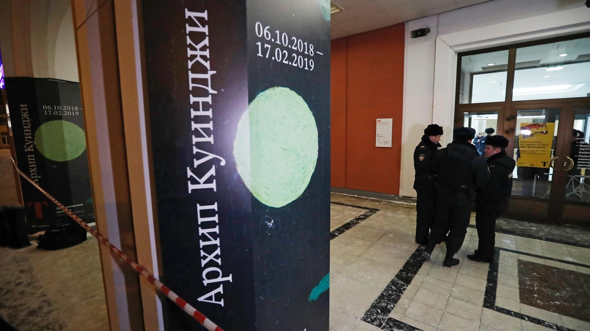 Polizisten stehen am Eingang der staatlichen Tretjakow-Galerie: Ein dreister Dieb hat dort während einer Ausstellung ein Gemälde gestohlen. Polizisten stehen am Eingang der staatlichen Tretjakow-Galerie: Ein dreister Dieb hat dort während einer Ausstellung ein Gemälde gestohlen.