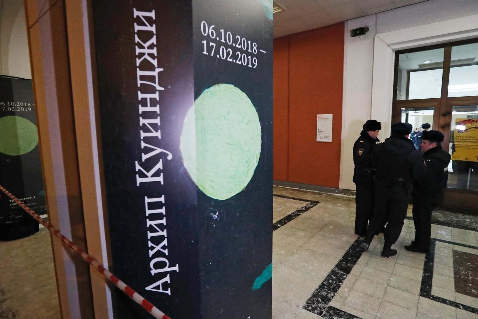 Polizisten stehen am Eingang der staatlichen Tretjakow-Galerie: Ein dreister Dieb hat dort während einer Ausstellung ein Gemälde gestohlen.