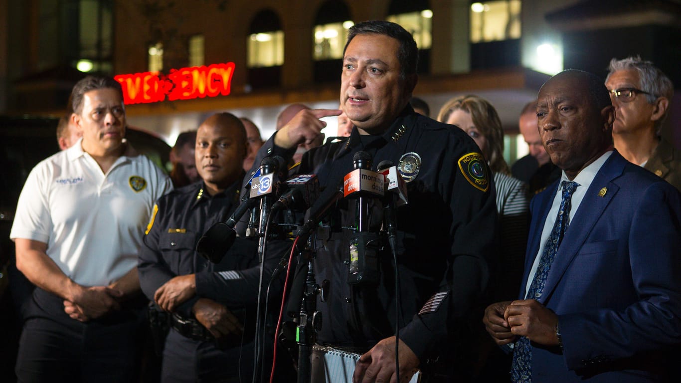 Houstons Polizeichef Art Acevedo bei einer Pressekonferenz: Am Montagabend sind fünf Polizisten bei einer Schießerei verletzt worden.