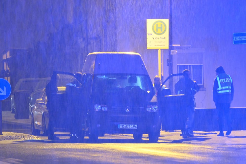 Polizisten steigen in ein Dienstfahrzeug in der Nähe des Mehrfamilienhaus, in dem in einem Keller Sprengstoff gefunden wurde: Polizei und Feuerwehr sind zu einem nächtlichen Großeinsatz in Rheinland-Pfalz ausgerückt.