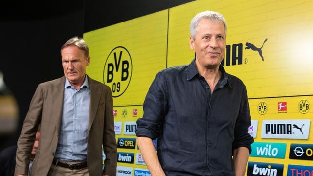 Will den Vertrag von Coach Lucien Favre (r) vorzeitig verlängern: BVB-Boss Hans-Joachim Watzke.