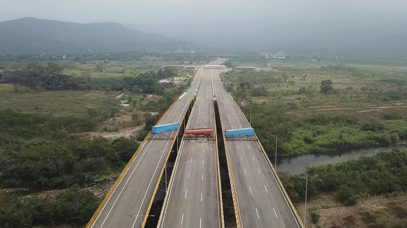 Der Weg auf der Brücke Tienditas, nahe der kolumbianischen Grenzstadt Cucuta, ist versperrt: Die Brücke war 2016 fertiggestellt, aber nie in Betrieb genommen worden.