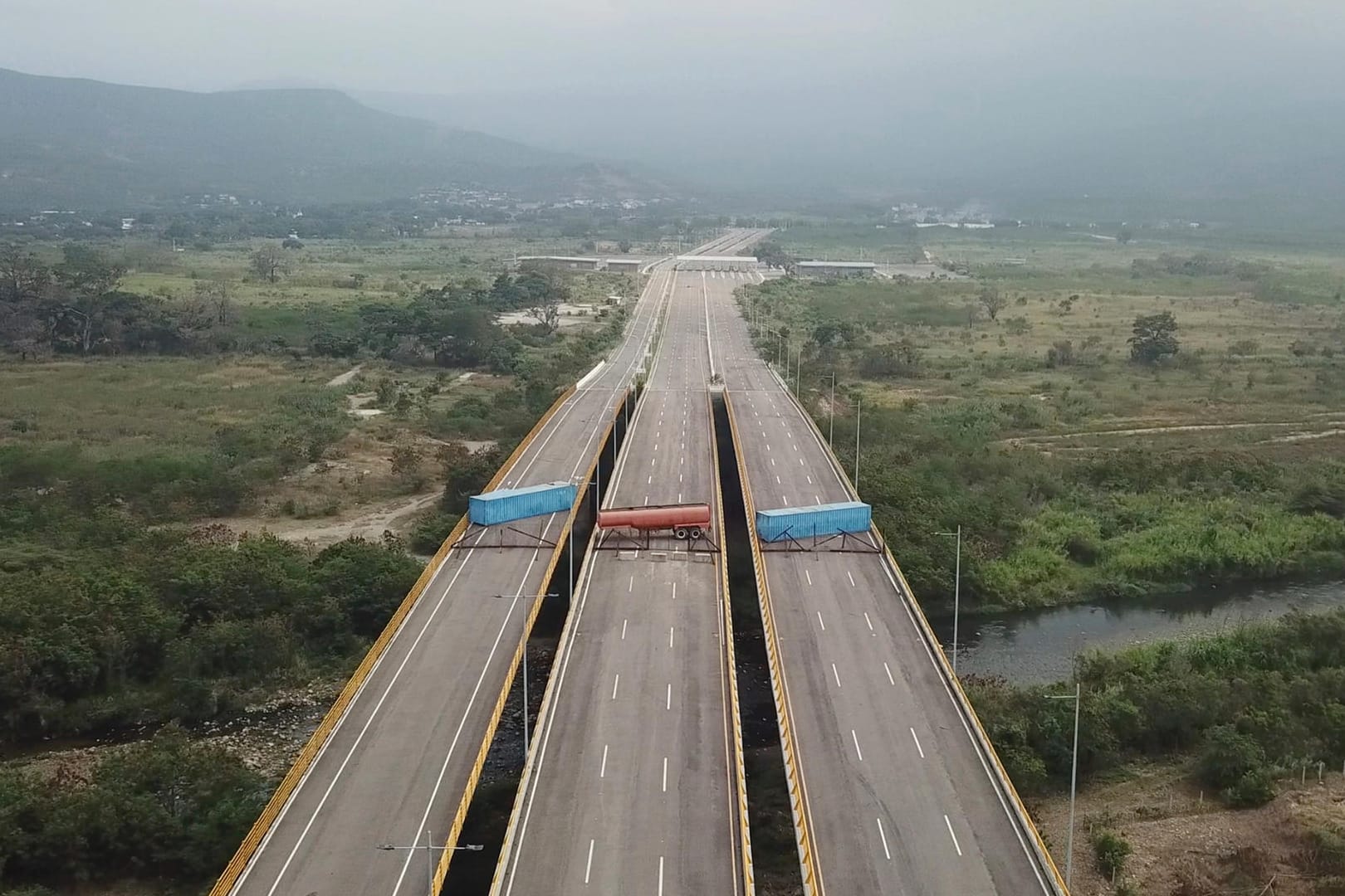 Der Weg auf der Brücke Tienditas, nahe der kolumbianischen Grenzstadt Cucuta, ist versperrt: Die Brücke war 2016 fertiggestellt, aber nie in Betrieb genommen worden.