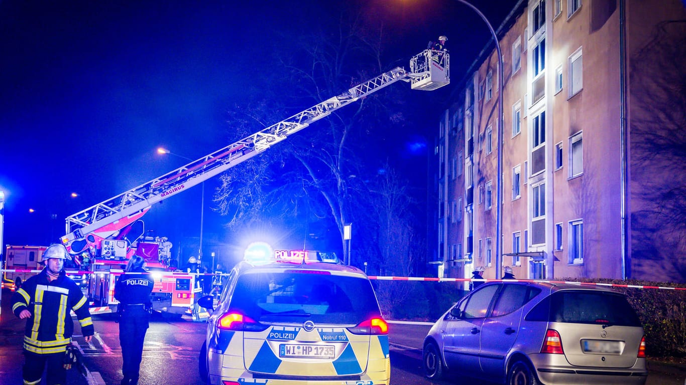 Polizei und Feuerwehr sind am Ort eines Brandes in Hessen: Ein Mann ist bei einem Brand in Rüsselsheim aus Fenster gestürzt und gestorben.