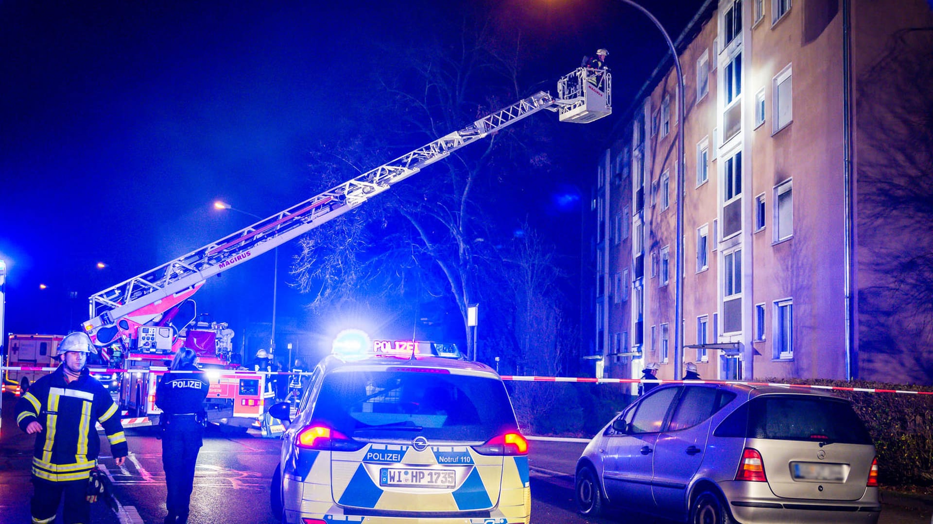 Polizei und Feuerwehr sind am Ort eines Brandes in Hessen: Ein Mann ist bei einem Brand in Rüsselsheim aus Fenster gestürzt und gestorben.