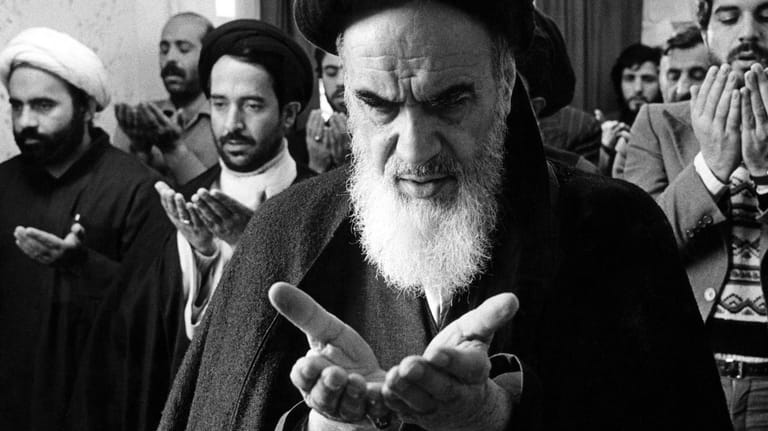 Ajatollah Khomeini im Jahr 1975: wenige Jahre später führte er die Revolution im Iran an. Ein dunkler Tag für alle Muslime, meint Kolumnistin Lamya Kaddor.