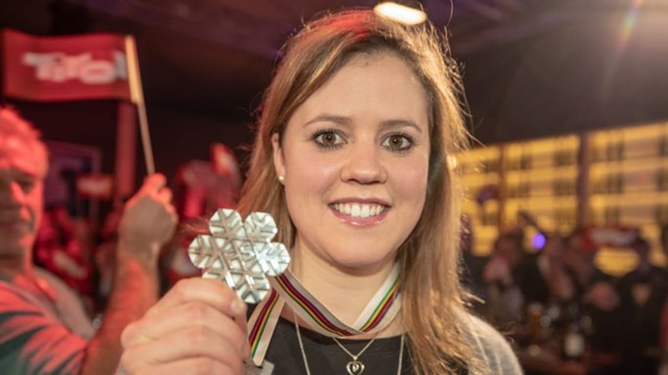 Viktoria Rebensburg zeigt bei der Party im Österreichhaus ihre Silbermedaille.