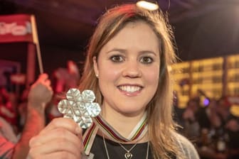 Viktoria Rebensburg zeigt bei der Party im Österreichhaus ihre Silbermedaille.