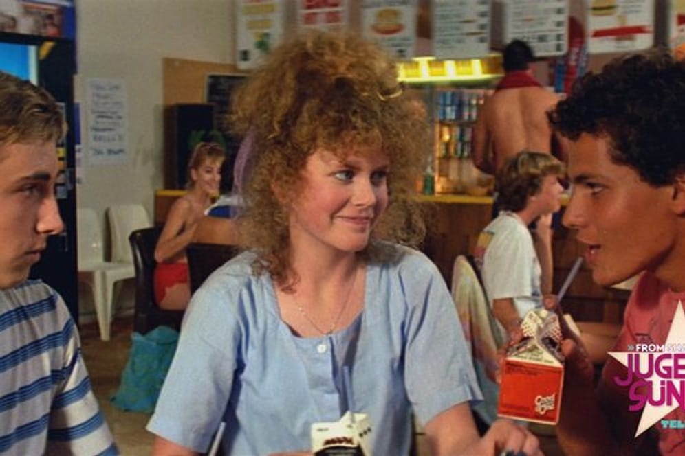 Die junge Nicole Kidman zusammen mit Angelo D'Alessandro (r) und James Lugton im Teeniefilm "BMX-Bande" aus dem Jahr 1983.