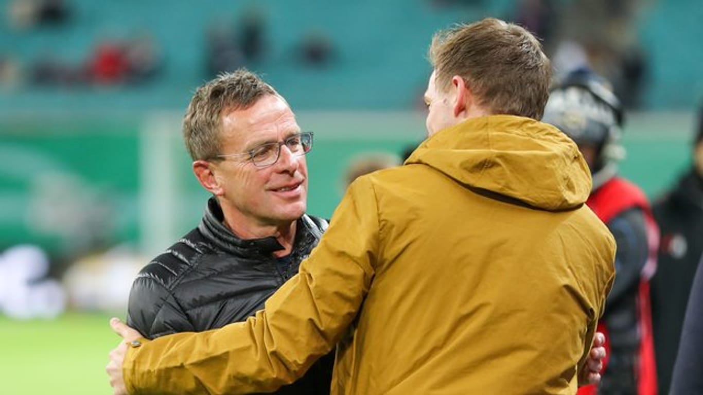 Leipzigs Trainer und Sportdirektor Rangnick (l) wird von Hoffenheims Coach Nagelsmann begrüßt.