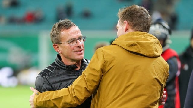 Leipzigs Trainer und Sportdirektor Rangnick (l) wird von Hoffenheims Coach Nagelsmann begrüßt.