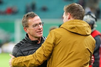 Leipzigs Trainer und Sportdirektor Rangnick (l) wird von Hoffenheims Coach Nagelsmann begrüßt.