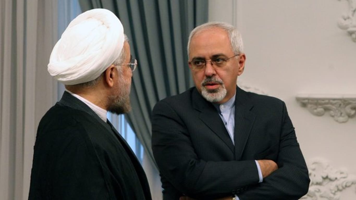 Der iranische Präsident Hassan Ruhani (l) will den Rücktritt seines Außenministers Mohamed Dschawad Sarif (r) offenbar nicht akzeptieren.