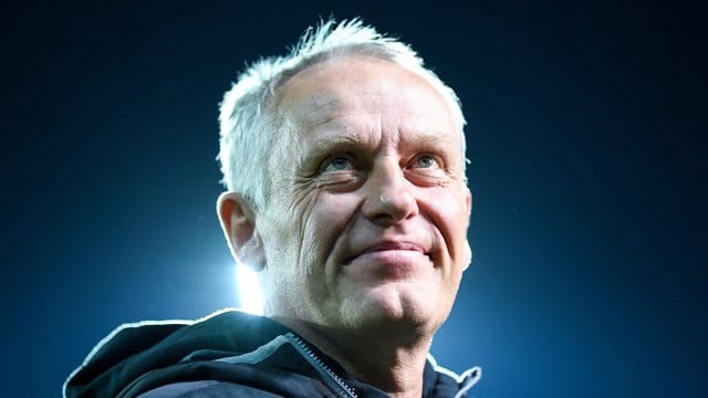 Der SC Freiburg hat den Vertrag mit Trainer Christian Streich verlängert. Der SC Freiburg hat den Vertrag mit Trainer Christian Streich verlängert.