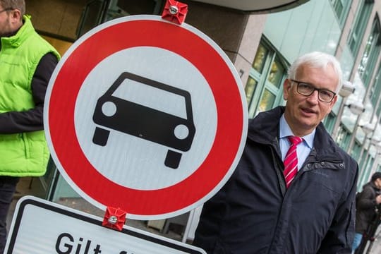 Geschäftsführer Jürgen Resch hatte jüngst erklärt, das zuständige Finanzamt habe die Gemeinnützigkeit der Deutschen Umwelthilfe gerade erst bestätigt.