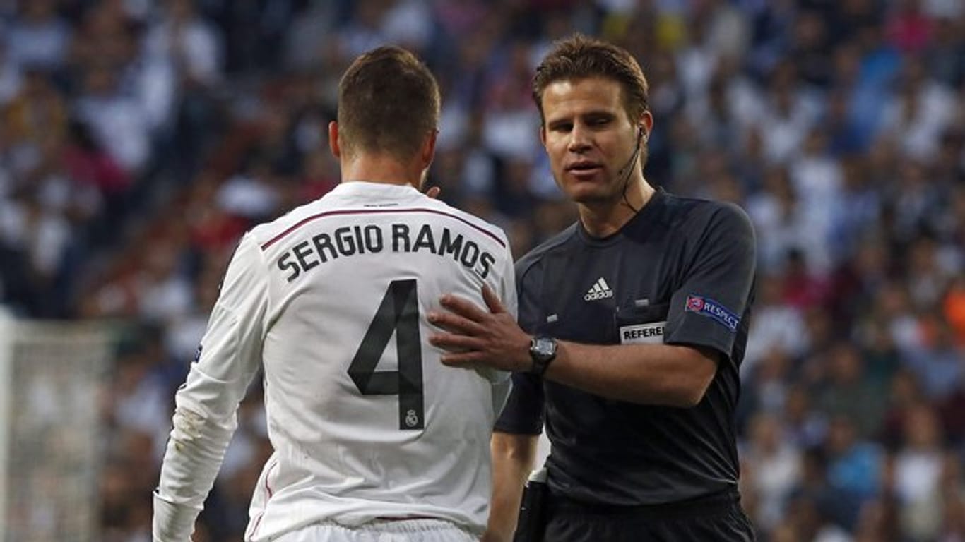 Schiedsrichter Felix Brych (r) und Reals Sergio Ramos.