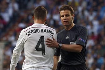Schiedsrichter Felix Brych (r) und Reals Sergio Ramos.