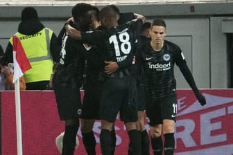 Die Spieler von Eintracht Frankfurt feiern das 3:0 gegen Fortuna Düsseldorf.