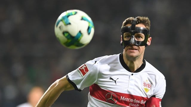 Christian Gentner spielte nach seiner Kopfverletzung 2017 bis zum Saisonende mit einer Maske. Christian Gentner spielte nach seiner Kopfverletzung 2017 bis zum Saisonende mit einer Maske.
