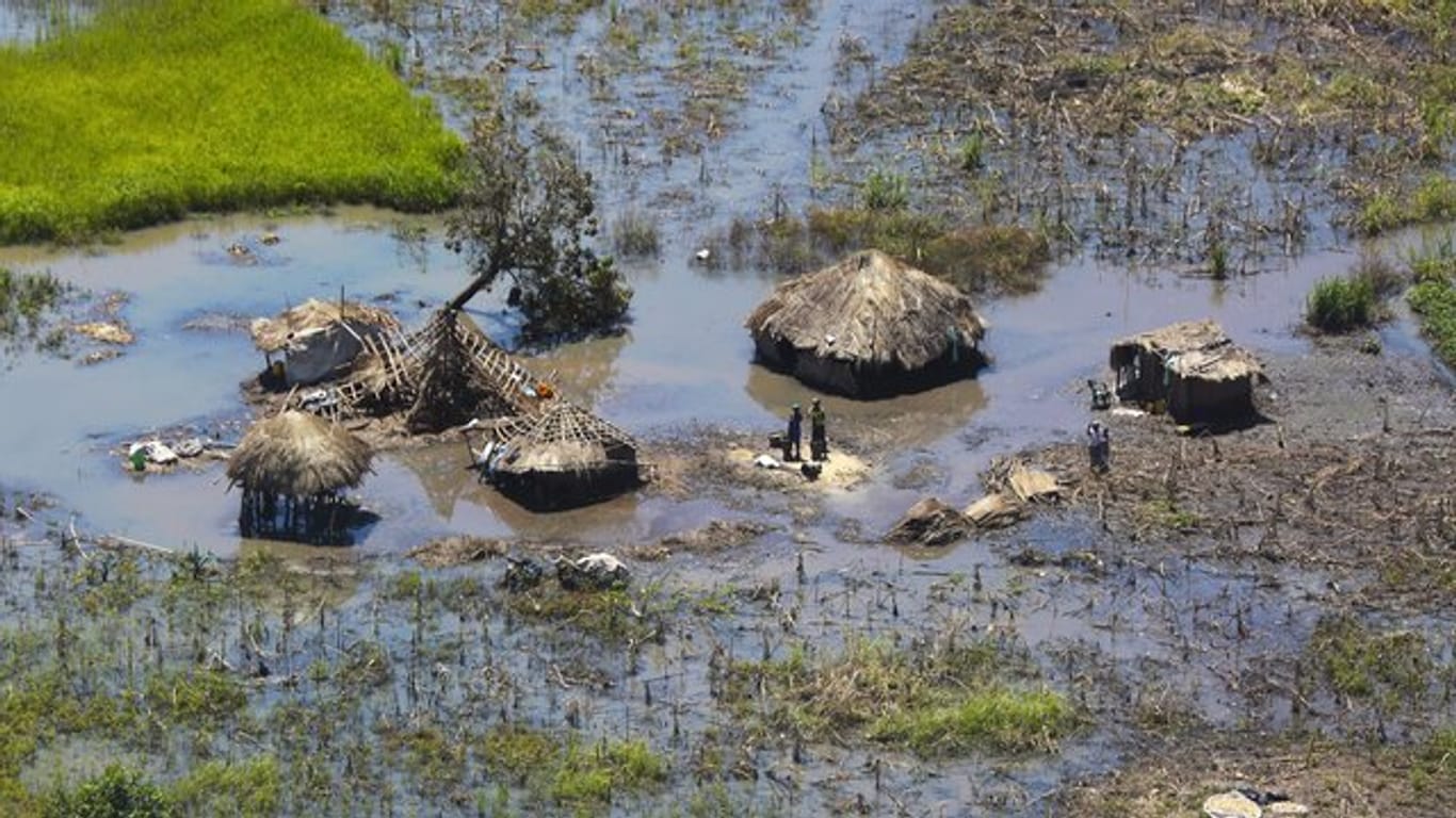 Ein überflutetes Dorf in Mosambik.