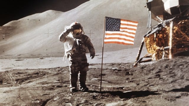 Mondlandung 1971: Astronaut James Irwin steht neben der Mondlandefähre Apollo 15. Mondlandung 1971: Astronaut James Irwin steht neben der Mondlandefähre Apollo 15.