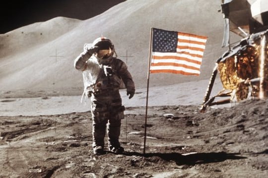 Mondlandung 1971: Astronaut James Irwin steht neben der Mondlandefähre Apollo 15.